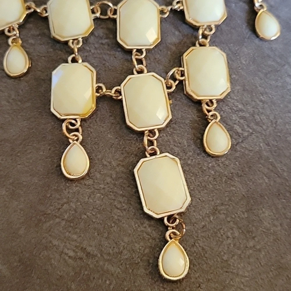 3/$30 VTG Creamy Yellow Geometric Cluster Cascade Bib Chandalier Necklace